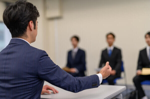 【採用戦略】「面接上手」に騙されない。自社サイトでリアルな厳しさを伝えるべき理由